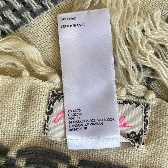 🌸🦩💕 HP🦩🌸💕Free People Gray and Cream Chunky Knit Poncho🌸💕🦩🦩 - Picture 6 of 7